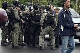 Таиланддаги мактабда қуролланган шахс отишма уюштирди ва 300 кишини гаровга олди