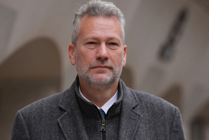 Britaniya partiyasi rahbari Rossiyadan pora olgani uchun qamaldi