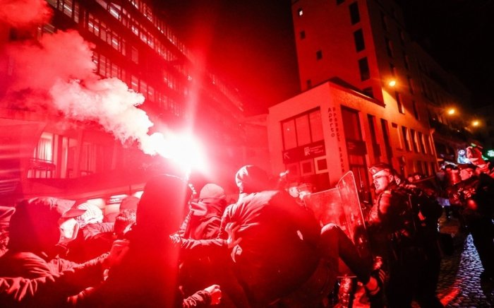 Арманистонда футбол учрашувида мухлислар полиция билан муштлашишди