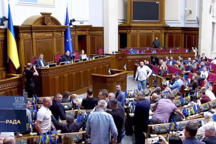 Украинада Олий Рада мажлисларида депутатлар ўртасидаги муштлашув юз берди