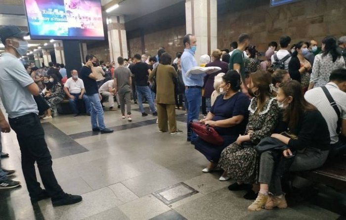 Депутат Тошкент метросидаги одамлар тирбандлиги муаммосини кўтарди