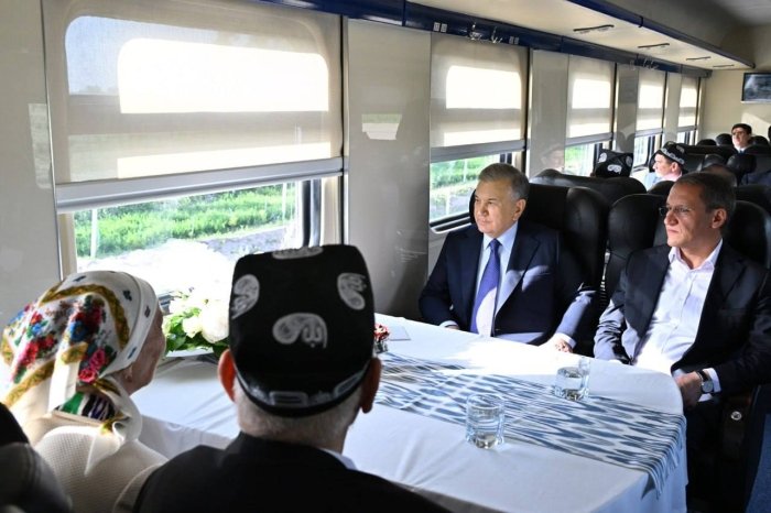 Shavkat Mirziyoyev yangi poyezdda jamoatchilik bilan birga Urganchdan Xivaga bordi
