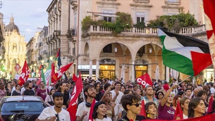 Minglab odamlar Italiyada Falastin va Global Sumud flotiliyasiga qo‘llab-quvvatlash uchun namoyishga chiqdi