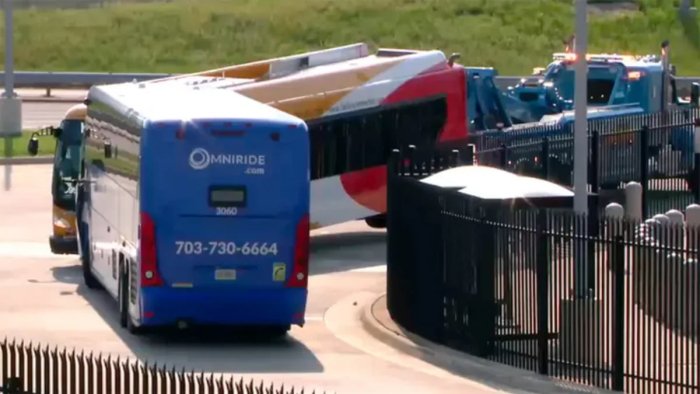 Пентагонда икки автобус тўқнашди