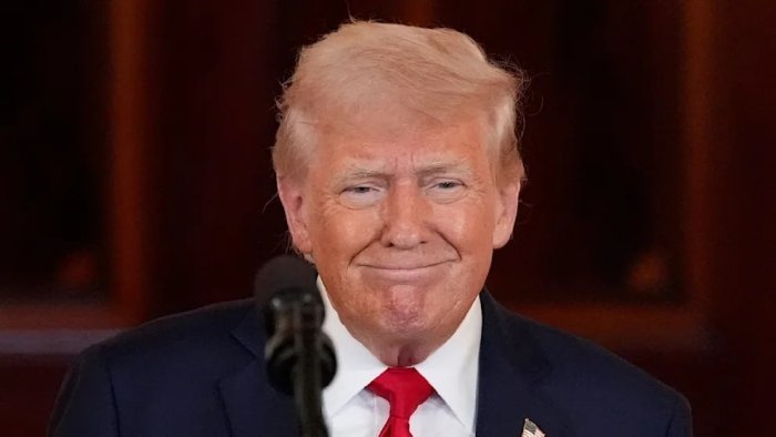 Трамп Эрон нефтини сотиб олувчи давлатларга санкциялар билан таҳдид қилди