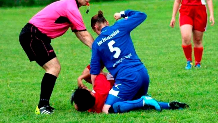 Футбол ўйинидаги тортишув жанжалга айланиб кетди