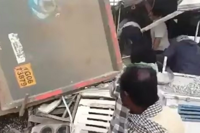 Avtobus va yuk mashinasining halokatga uchrashi oqibatida kamida 24 kishi halok bo‘ldi