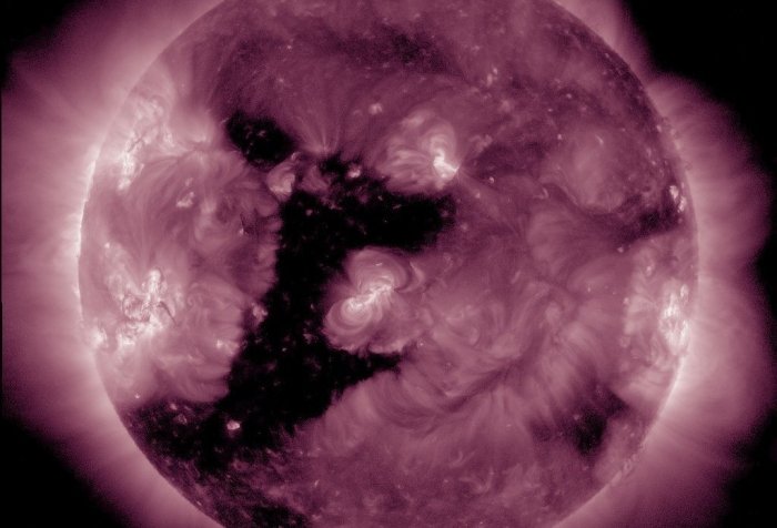 Quyoshda uzunligi qariyb 1 mln km bo‘lgan yirik tojdor teshik aniqlandi