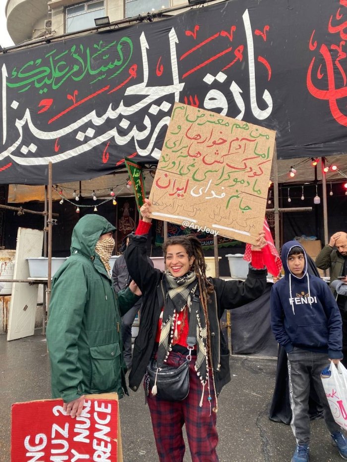 Теҳронлик аёл: “Мен Эрон учун жонимни фидо қилишга тайёрман”