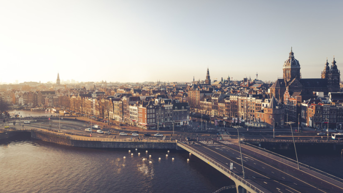 Amsterdamda Ukraina qurolli kuchlariga qurol yetkazib berilishiga qarshi namoyish bo‘lib o‘tdi