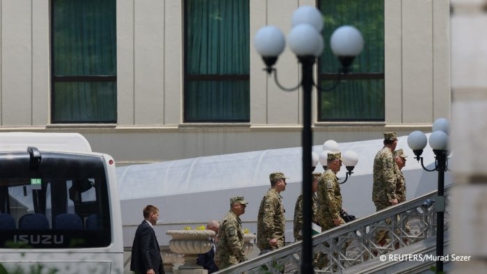 Украина делегациясининг бир қисми музокараларга ҳарбий кийимда келди