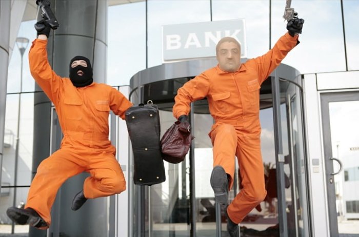 АҚШ миграция хизмати $100 млнлик қимматбаҳо буюмлар ўғирланишида гумон қилинган шахсни тасодифан депортация қилди