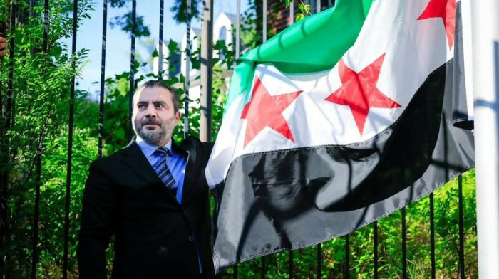 Vashingtonda Suriyaning yangi bayrog‘i ko‘tarildi 
