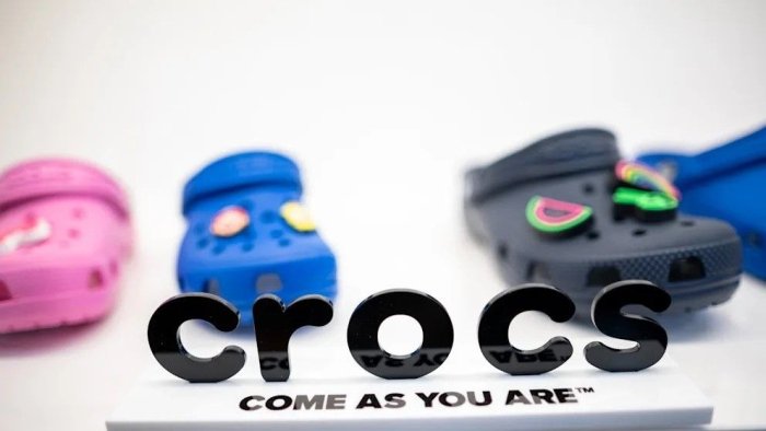 Crocs inqirozi: Tramp bojlaridan keyin kompaniya 30% qadrsizlandi