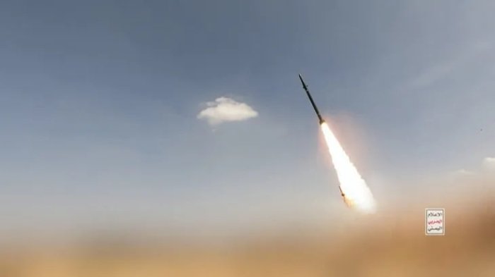 Ҳусийлар Моҳа портига ракета зарбаси берди
