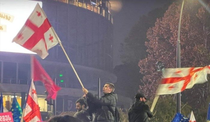  Gruziya poytaxtida Yevroittifoq tarafdorlari norozilik namoyishlari boshlanganining bir yilligida hukumatga qarshi yurishlar o‘tkazildi 
