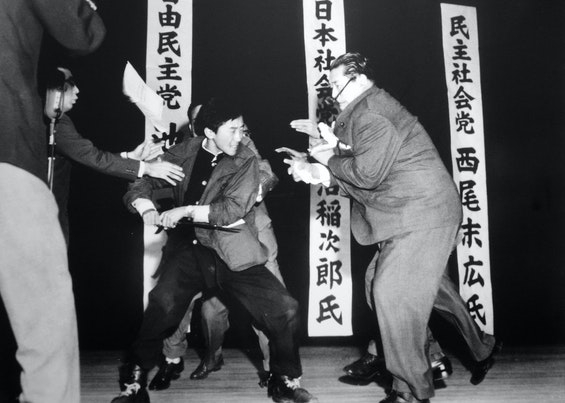 Япония социалистик лидерининг жонли эфирда ўлдирилиши (ВИДЕО)