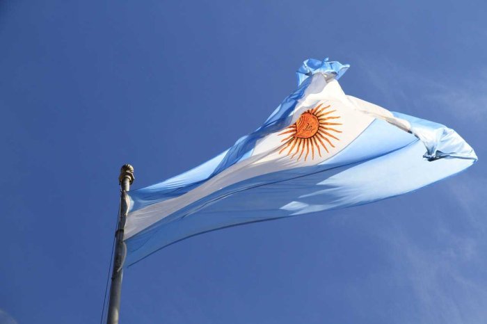 Argentina Eron tashqi ishlar vazirini hibsga olishni talab qilmoqda