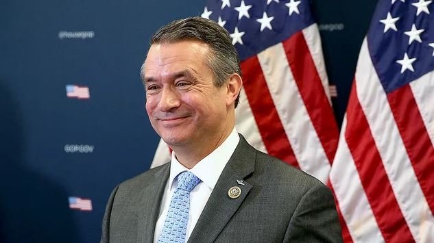 Amerilalik kongressmen Ukrainani qurollantirish uchun Rossiyaning muzlatilgan aktivlarini musodara qilishga chaqirdi