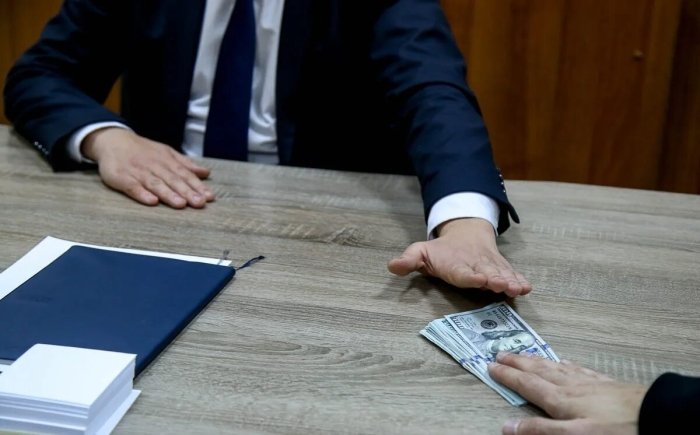 Жиззахда тендерда “ёрдам” учун 85 млн сўм олганлар ушланди