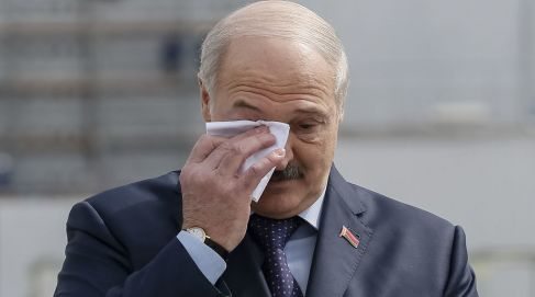 Инсултми ёки қўрқув? Лукашенко уч кундан буён жамоатчилик олдида кўринмаяпти
