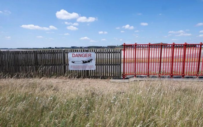 Буюк Британиянинг ядро қуролларини сақловчи ҳарбий авиабазалари атиги бир ярим метрлик панжара билан ҳимоялангани маълум бўлди