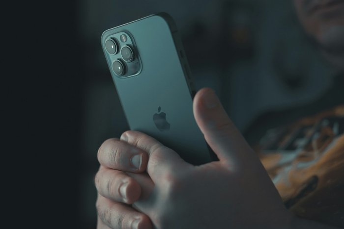 Apple 110 та мамлакатдаги iPhone эгаларини эҳтимолий жосуслик ҳужумлари ҳақида огоҳлантирди