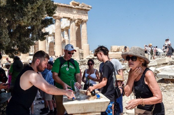 Gresiyada jazirama sabab ochiq havoda ishlash taqiqlandi