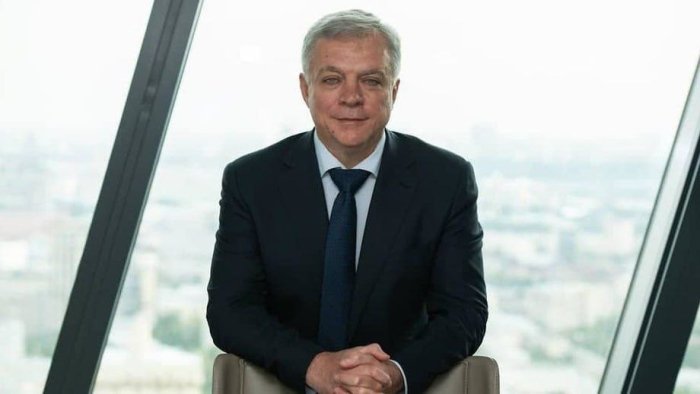Москвада "Транснефт" компанияси вице-президенти Андрей Бадалов ойнадан қулаб ҳалок бўлди