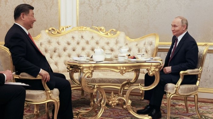 Си Путинга Украина бўйича “адолатли” тинчлик келишувига умид қилишини айтди