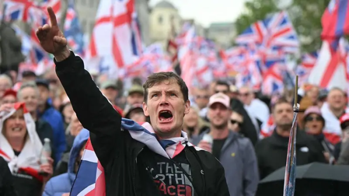 Londonda ikki tomonlama yirik norozilik namoyishlari bo‘lib o‘tdi