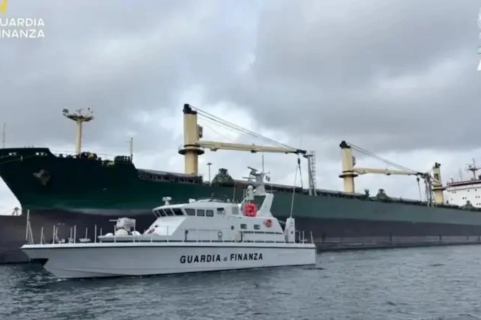 Italiyada Rossiyaga qarshi sanksiyalarni buzgan metall tashuvchi kema musodara qilindi