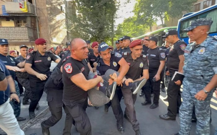 Полиция Арманистон Тергов қўмитаси биноси ёнида ўнлаб одамларни ҳибсга олди