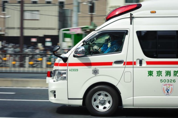 Yaponiyada avtomobil bir guruh bolalarni urib ketdi