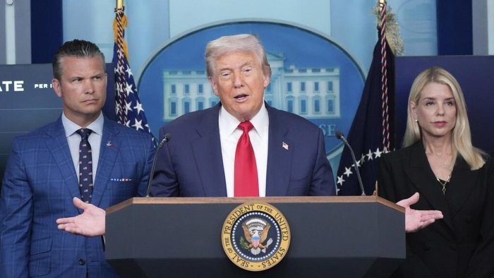Дональд Трамп жума куни “Россияга боришини” айтди, Оқ уй эса...