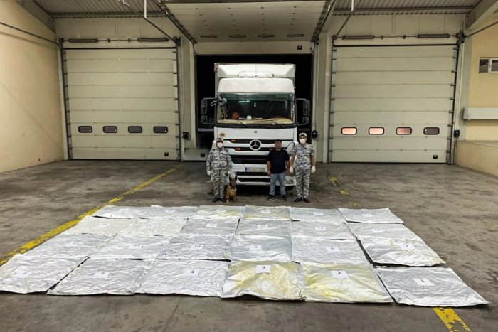 Озарбайжонда Эрондан Туркияга кетаётган юк машинасидан 77 кг “марихуана” топилди