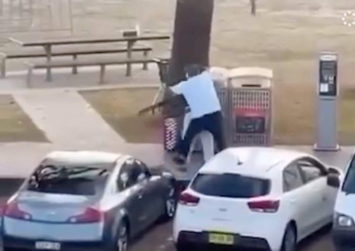 Сиднейдаги террорчининг қўлидан автоматни тортиб олган эркакнинг аҳволи қандай?