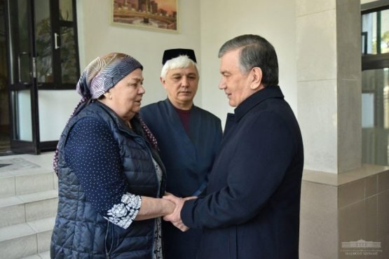 Shavkat Mirziyoyev Mirabror Usmonovning xonadonida bo‘ldi va marhumning oilasiga ta’ziya bildirdi (foto)