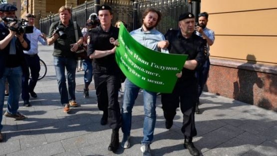 Россияда наркотик ташлаб қўйилган журналистни деб одамлар жунбушга келди