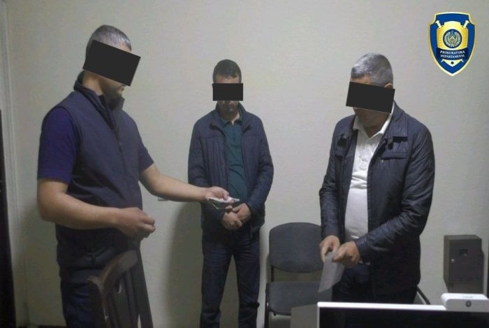 Tadbirkorning kredit qarzdorligini to‘lash uchun 1 000 AQSh dollarini olib qarzdorlikni to‘lamagan bank xodimlari qo‘lga tushdi