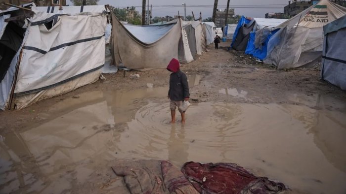 Фаластинлик болалар совуқдан ҳалок бўлмоқда