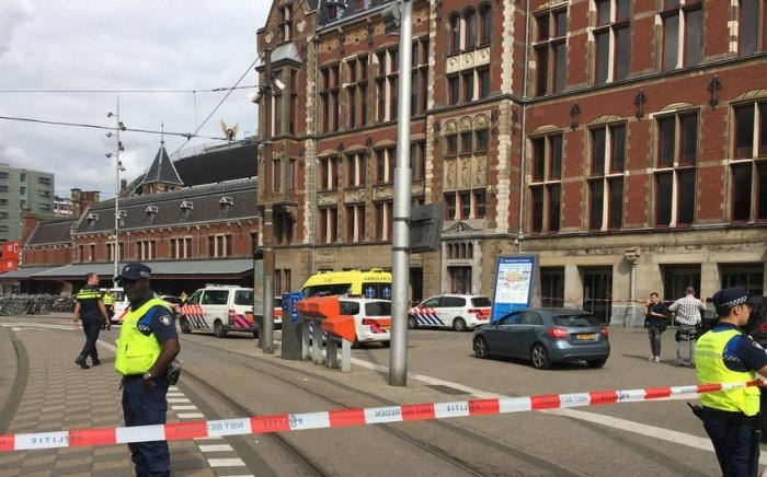 Amsterdam markaziy vokzalida erkak pichoq bilan hujum qildi