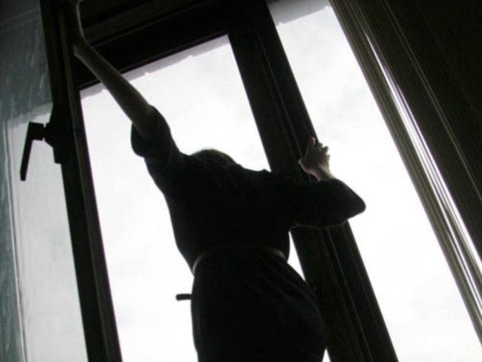 Izmirda 4-qavatdan tushib ketgan 22 yoshli o‘zbekistonlik ayol vafot etdi