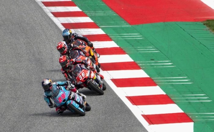 Ispaniyalik poygachi trassadan chiqib ketdi va kameraga urildi (video)