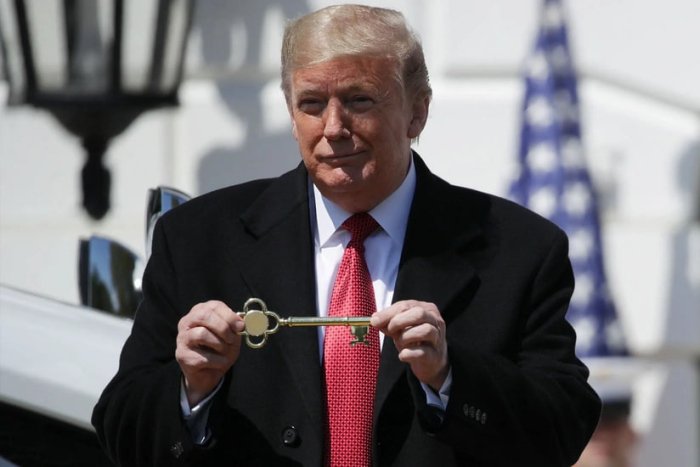 Tramp Oq uy kalitini To‘qayevga topshirdi