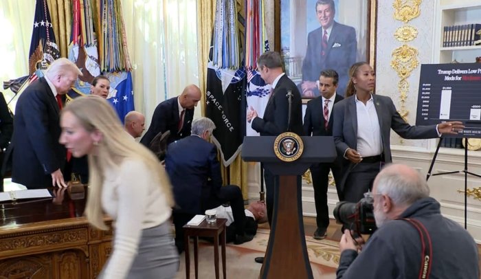 Trampning Oval kabinetida shov-shuv! Taniqli farmasevtika rahbari hushidan ketdi