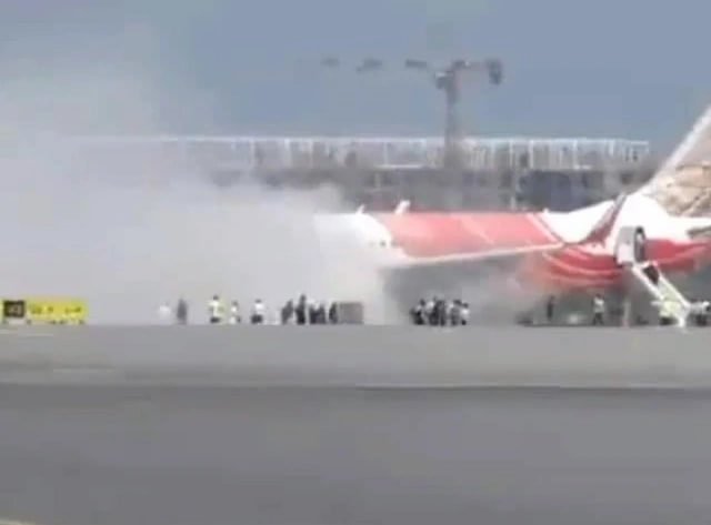 Air India компаниясининг самолёти ёниб кетди