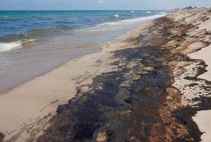 Испаниянинг Валенция шаҳридаги учта пляж катта миқдорда нефт оқиб тўкилиши туфайли ёпилди — Reuters