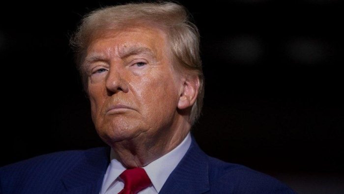 Трамп қаришнинг жисмоний белгиларини ва терисидаги кўкаришларни қандай яшириши маълум бўлди