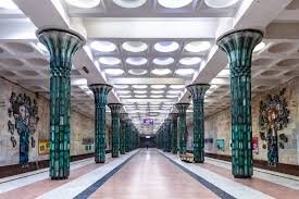 Тошкент метросида йўловчи поезд йўлига тушиб кетди